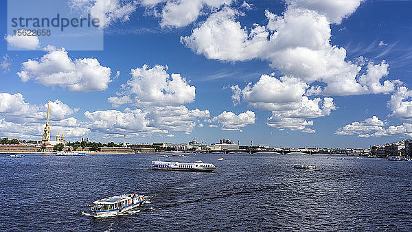 Sightseeing-Boote auf der Newa in Sankt Petersburg