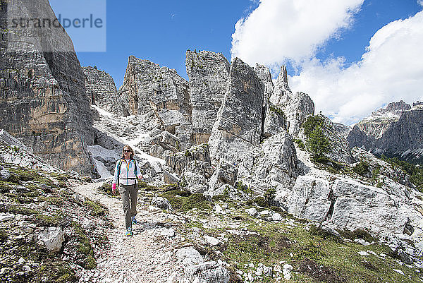 Eine Frau beim Wandern im Gebiet der Cinque Torri in den Dolomiten  Italien