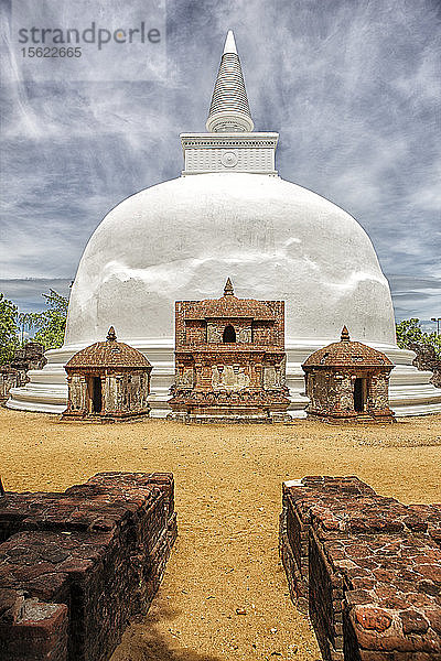 Sri Lanka  alte Stadt Polonnaruwa  Blick auf die Stupa Kiri Vehera aus dem 12.