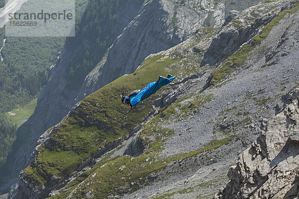 Ein Pilot mit Flügelanzug fliegt in den Schweizer Alpen. Lauterbrunnen  Schweiz.