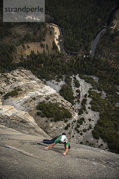 High Angle View Of Man Seil Klettern auf Rock Of El Capitan