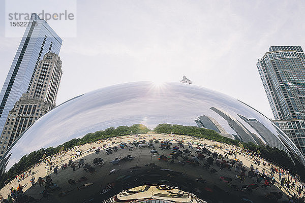 Cloud Gate (auch bekannt als The Bean) in Chicago spiegelt die Touristen und Besucher am Nachmittag wider.