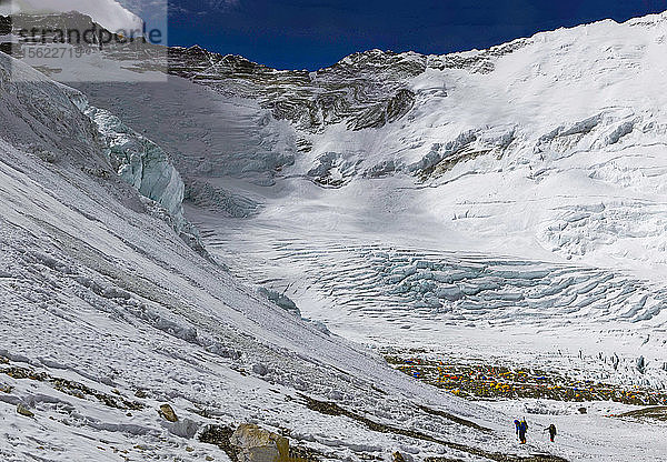 Bergsteiger steigen vom Camp 2 / Advanced Basecamp am Mount Everest zur West Ridge Headwall auf. Lhotse und Nuptse sind dahinter zu sehen.