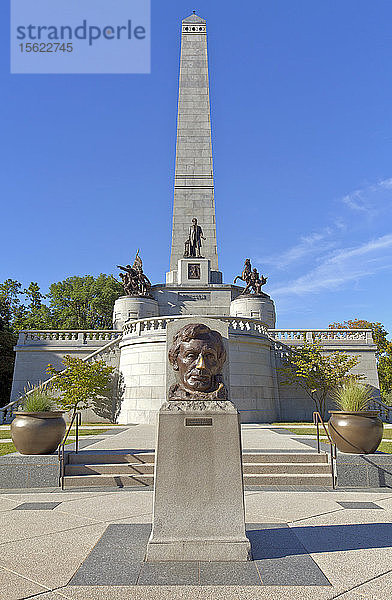 Abraham Lincolns Grabmal auf dem Oak Ridge Friedhof in Springfield  Illinois