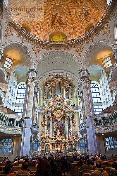 Die im Zweiten Weltkrieg völlig zerstörte Liebfrauenkirche wurde im Jahr 2005 wieder aufgebaut.