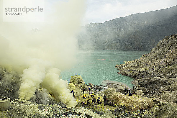 Schwefelmine im Krater des Vulkans Kawah Ijen  Banyuwangi  Java  Indonesien