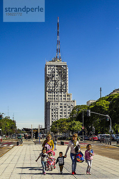 Vorderansicht einer Familie auf der Straße in Buenos Aires  Argentinien
