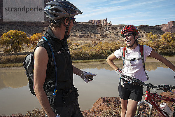 Freunde erkunden die Wüste Utahs im Herbst bei einem ausgedehnten Mountainbike-Abenteuer auf dem White Rim Trail im Canyonlands National Park bei Moab  Utah.