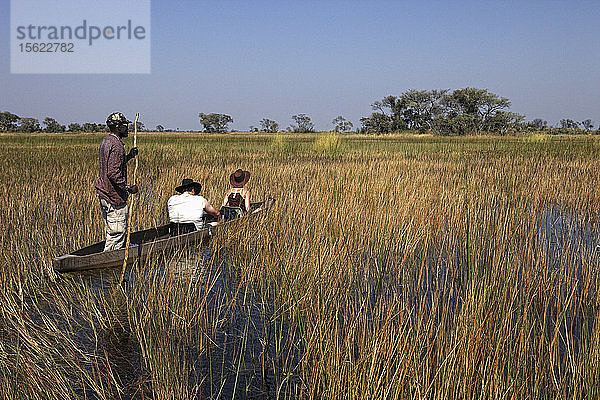 Botswana  Nordwest-Distrikt  Okavango-Delta  Überquerung der Sümpfe im Mokoro  Piroge