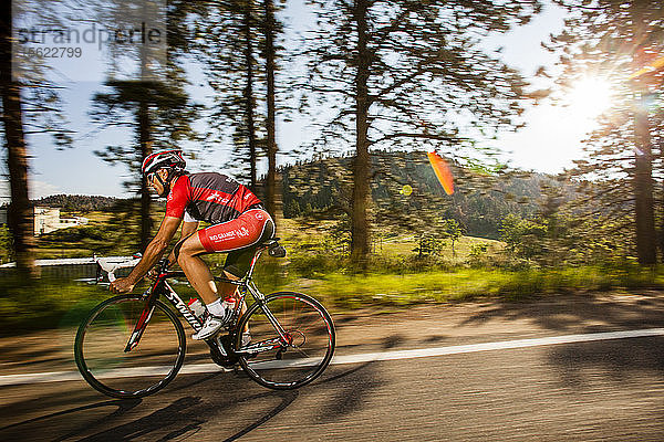 Walter Durrer  Radsportler des Team Rio  fährt mit seinem Fahrrad die Rist-Schlucht hinauf.