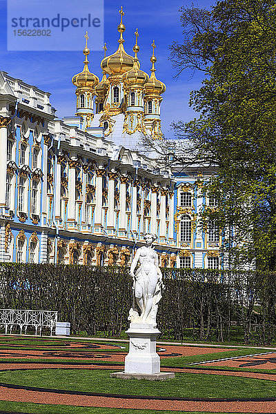 Statue und Außenansicht des Katharinenpalastes  Puschkin  St. Petersburg  Russland