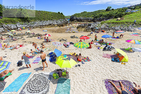 Touristen  die sich am Strand von Buelna in Asturien  Spanien  entspannen