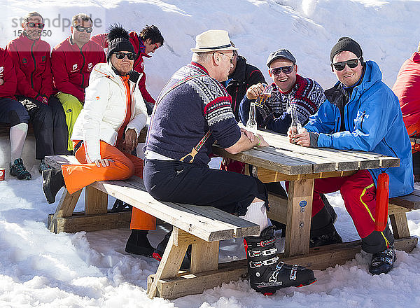 Norwegische Skifahrer genießen ein Bier  während sie einer Live-Musikband im Skigebiet Myrkdalen  Norwegen  zuhören