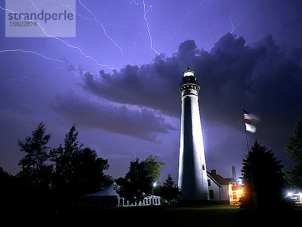 Blitze zucken über den Himmel in der Nähe des Wind Point-Leuchtturms in Racine  Wisconsin. Er ist einer der höchsten und ältesten noch aktiven Leuchttürme an den Großen Seen.