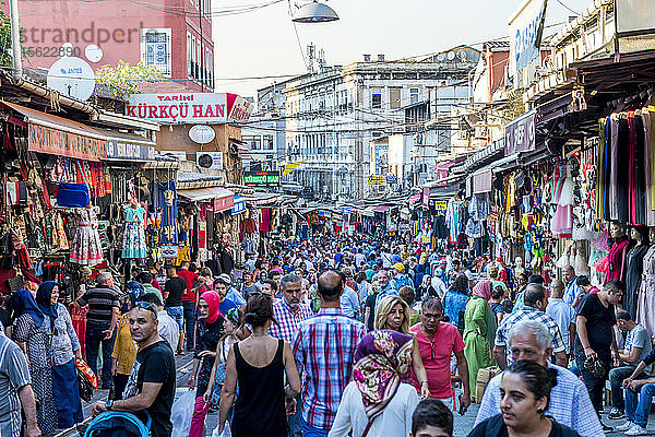 Menschenmassen in den Straßen von Istanbul beim Spazierengehen und Einkaufen