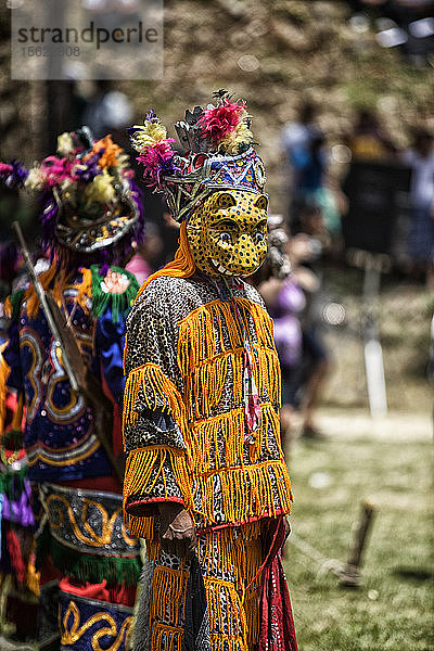 Ein Maya-Jaguar-Tänzer tritt bei einer kulturellen Zeremonie im Blue Creek Village  Toledo  Belize  auf.