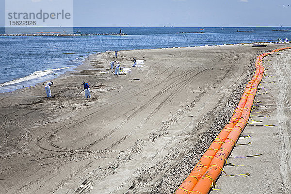 Eindämmungssperre  die den Strand des Grand Isle State Parkï¾ vor einer Ölpest schützt  Grand Isle  Louisiana  USA