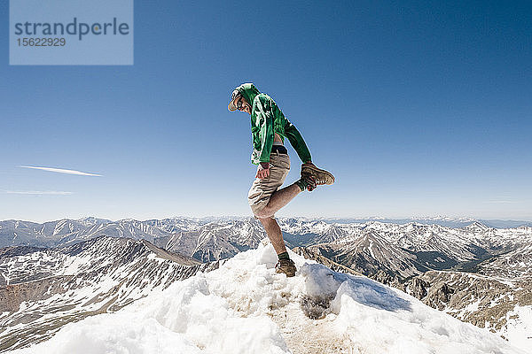 Seitenansicht eines einzelnen männlichen Wanderers  der sich auf einem Berggipfel streckt  La Plata Mountains  Colorado  USA