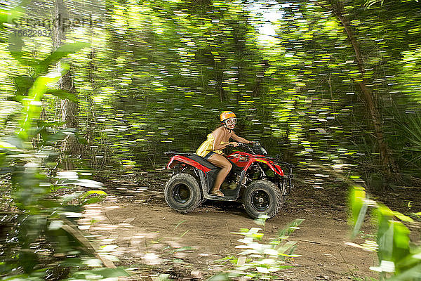 Tourist bei einer geführten ATV-Fahrt im Eingeborenenpark  in der Nähe von Playa del Carmen  Quintana Roo  Mexiko