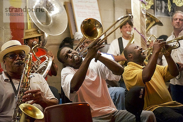 Die Treme Brass Band spielt in der Candlelight Lounge im Viertel Treme' in New Orleans  Louisiana