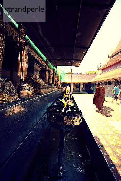 eine alte Öllampe im Wat Phrathat Doi Suthep   Chang Mai  Thailand