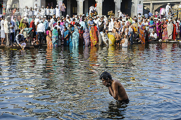 Pilger und Gläubige am Godavari-Fluss  Nashik  Maharashtra  Indien.