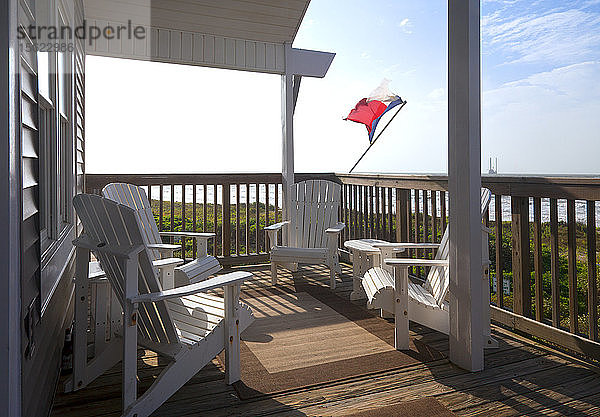 Die texanische Flagge weht über einem leeren Deck in einem Strandhaus in Spanish Grant  Galveston Island  Golfküste von Texas.