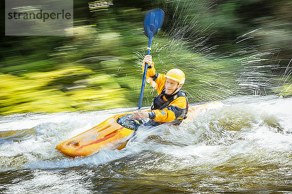 Ein Mann paddelt in einem Wildwasserkajak auf dem Mangles River bei Murchison