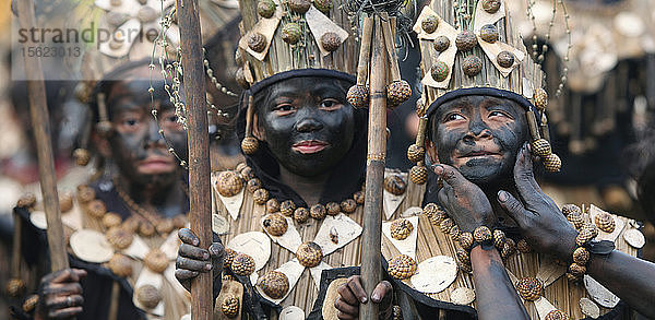 Drei Kinder in Stammeskostümen mit schwarz verschmierten Gesichtern beim Ati Atihan Festival  Kalibo  Aklan  Insel Panay  Philippinen