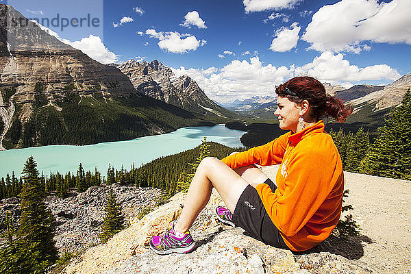 Eine Portugiesin saß mit Blick auf den atemberaubend schönen Peyto Lake in den kanadischen Rockies.