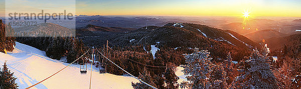 Gore Mountain Ski Area bei Sonnenaufgang von einem Liftturm mit den Adirondack High Peaks im Norden