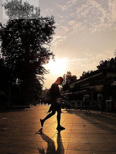 Ein Mann geht bei Sonnenuntergang spazieren  Antalya  Ka?ï¿½  Türkei