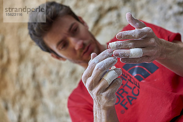 Der italienische Profikletterer Stefano Ghisolfi war eine Woche lang in Spanien unterwegs  um Fotos und Videos für seinen neuen Sponsor The North Face zu drehen. Während der Reise kletterte er La Rambla  9a+ in Siurana in nur 4 Versuchen und 2 Tagen. Die Fotos von La Rambla wurden am ersten Tag von Jacopo Larcher und am zweiten Tag von Lena Drapella mit einem Stroboskop in der Hand beleuchtet. In der zweiten Hälfte des Trips haben wir Action und Lifestyle rund um Stefanos Besteigung von First Round First Minute  9b in Margalef aufgenommen. Wir schossen auch einige Bilder auf Meconi  8a.