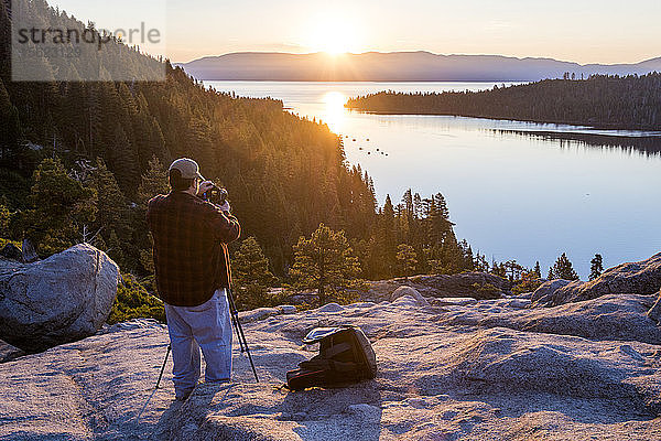 Fotograf beim Fotografieren des Sonnenaufgangs an der Emerald Bay in Lake Tahoe  Kalifornien  USA