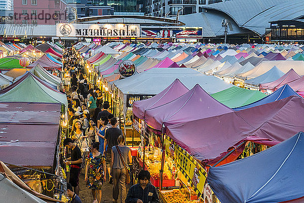 Hochformatige Ansicht des Rod Fai Night Train Market in Bangkok  Thailand