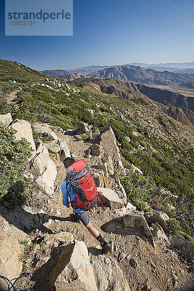 High Angle View Of Man Wandern auf Pacific Crest Trail in der Nähe von Mount Laguna  Kalifornien  Usa