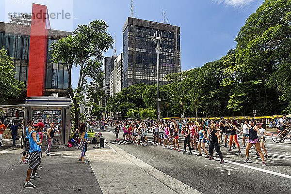 Menschen beim kostenlosen Tanzunterricht  Avenida Paulista am Sonntag  S?ï¾£o Paulo  SP