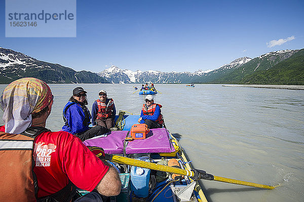 Gruppe von Rafters Rafting auf dem Fluss Alsek