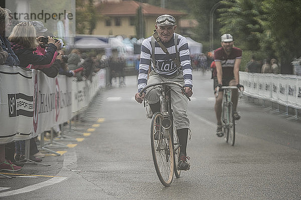 Die Eroica ist eine Radsportveranstaltung  die seit 1997 in der Provinz Siena stattfindet und deren Strecken meist auf unbefestigten Straßen mit alten Fahrrädern zurückgelegt werden. Normalerweise findet sie am ersten Sonntag im Oktober statt. Dies ist ein Foto von einem Radfahrer bei der Ankunft.