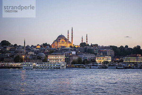 Ein Blick auf die S?ï¾ºleymaniye-Moschee und das historische Hafenviertel in Istanbul  Türkei  während des Ramadan.