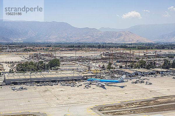 Entfernte Ansicht eines Flugzeugs auf der Start- und Landebahn eines Flughafens in Santiago  Chile