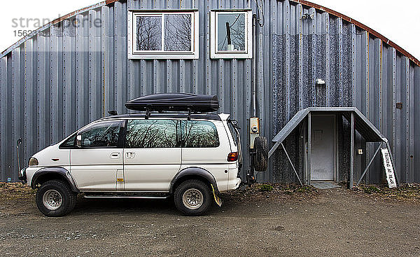 Ein weißer Camper Van ist außerhalb eines Metallgebäudes in Haines  Alaska geparkt