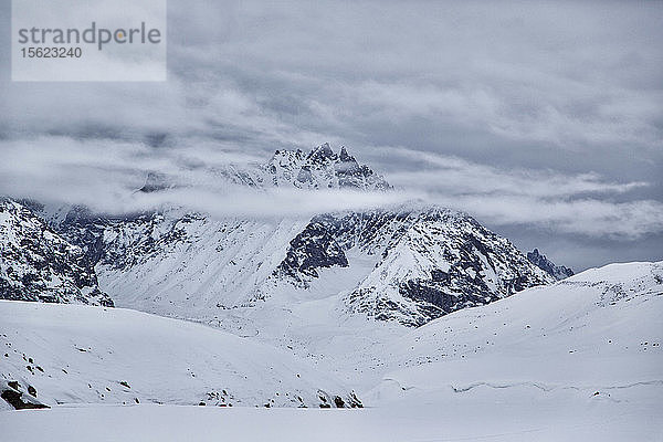 Blick auf eine Stauning Alpen in einer Wolke gehüllt