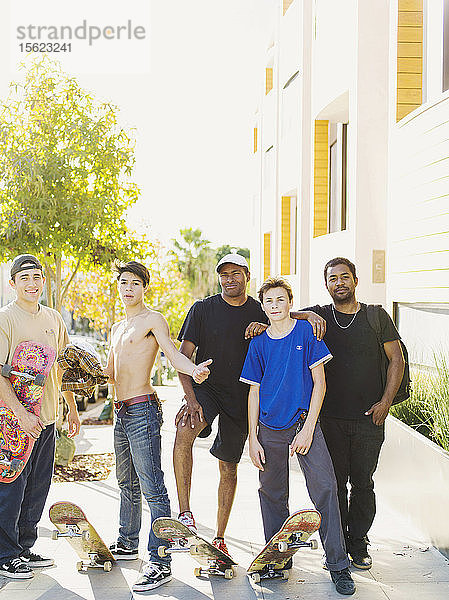 Skateboarder stehen im Viertel Little Italy in San Diego am 12. Dezember 2015.