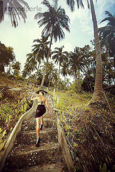 sexy Frau geht die Treppe hoch. Koh Samui Insel Thailand