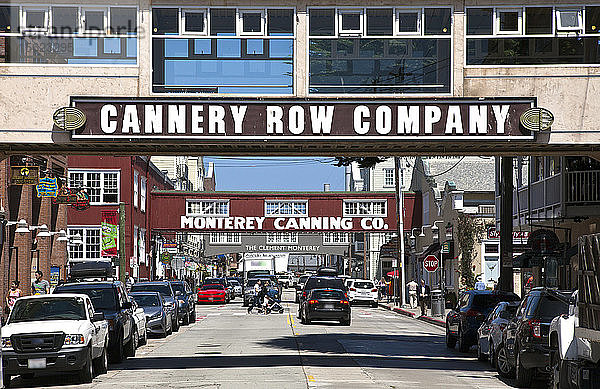 Die durch den Schriftsteller John Steinbeck berühmt gewordene Cannery Row an der Monterey Bay ist heute eine der größten Touristenattraktionen in Kalifornien. Ursprünglich waren hier Fischkonservenfabriken  Packhäuser und riesige Werften angesiedelt. Heute bietet die Cannery Row Geschäfte  Restaurants und verschiedene Freizeitmöglichkeiten.