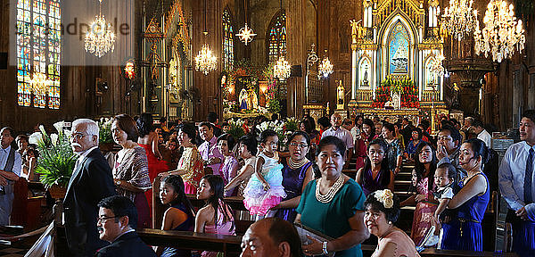 Gut gekleidete Hochzeitsgäste in der Kirche San Sebastian  Manila  Philippinen