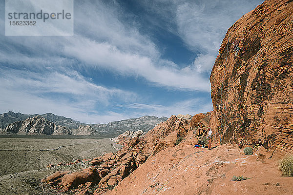Ein Kletterer führt Ok Ok Ok (5.6) im Red Rock Canyon  Nevada