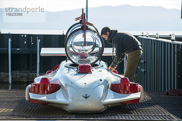 Junger Mann bereitet den Prototyp eines persönlichen Zwei-Mann-U-Boots für einen Testtauchgang vor  Homewood Marina  Lake Tahoe  Kalifornien  USA