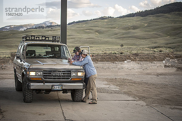 Phoebe Bean  Jackie Jordan und Jenny Madsen fahren mit Rudy  einem Land Cruiser von 1900  durch das Yellowstone Country.